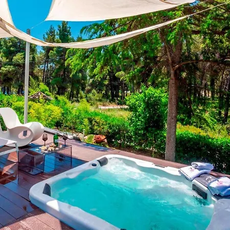 Neonchic Jacuzzi And Pool וילה *
