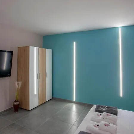 Neonchic Jacuzzi And Pool *