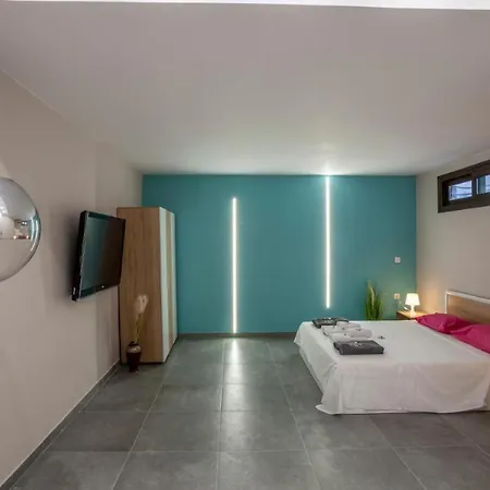 Neonchic Jacuzzi And Pool וילה